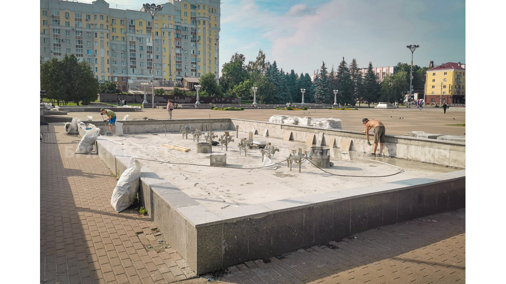 В фонтане на площади Партизан в Брянске бетонируют стяжку