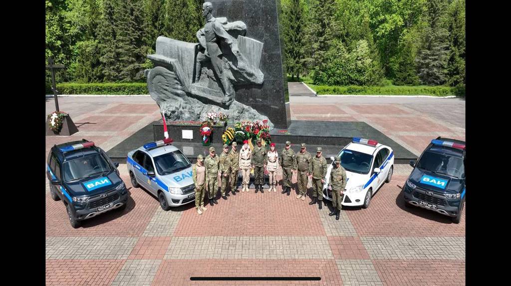 В Брянске возложили цветы к памятнику советским воинам-водителям