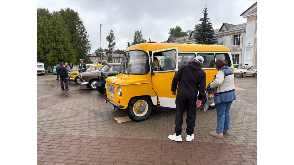 В брянском поселке Белые берега День молодежи отметили выставкой ретромобилей