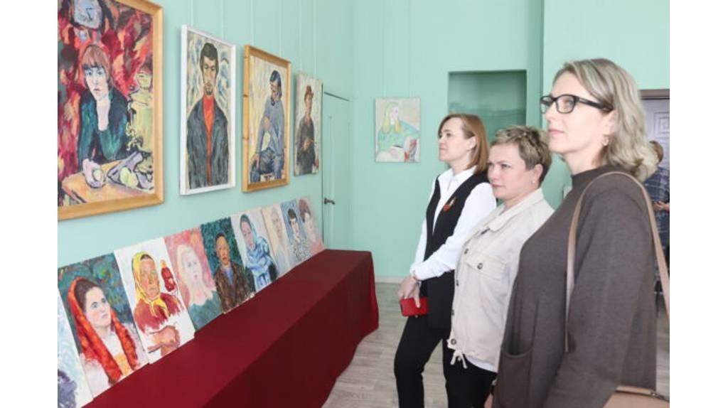 В Трубчевске открылась персональная выставка художника Виктора Дрожжина