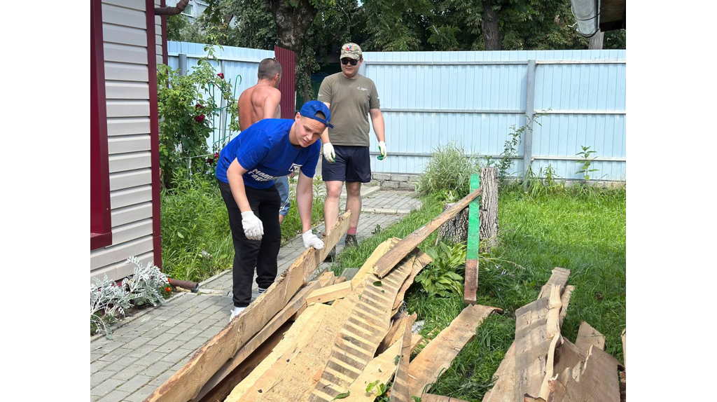 Волонтеры ликвидировали последствия урагана в брянском поселке Климово