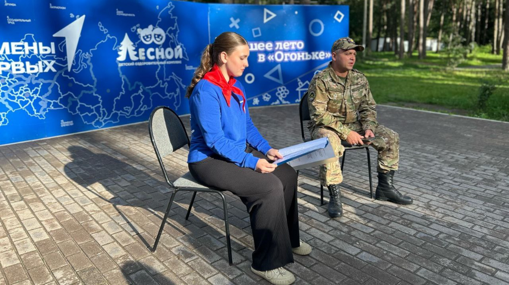 Боец «БАРС-Брянск» рассказал ребятам из лагеря «Огонек» о службе и успехах в спорте