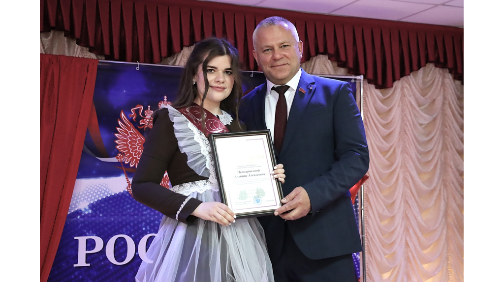 Спикер облдумы поздравил выпускников гимназии №1 Брянского района с последним звонком