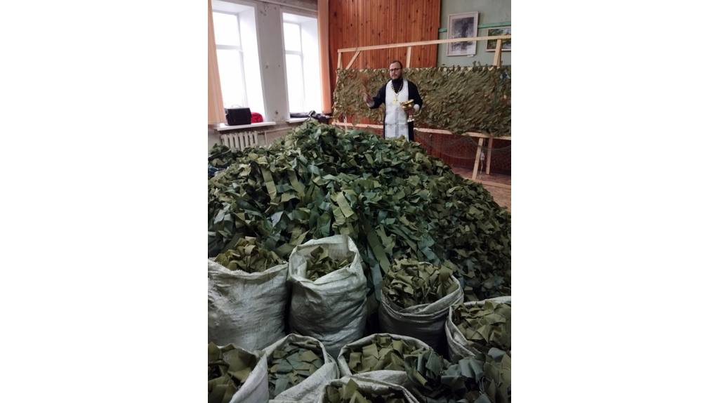 В Навле иерей Тимофей Учватов освятил партию маскировочных сетей для бойцов СВО