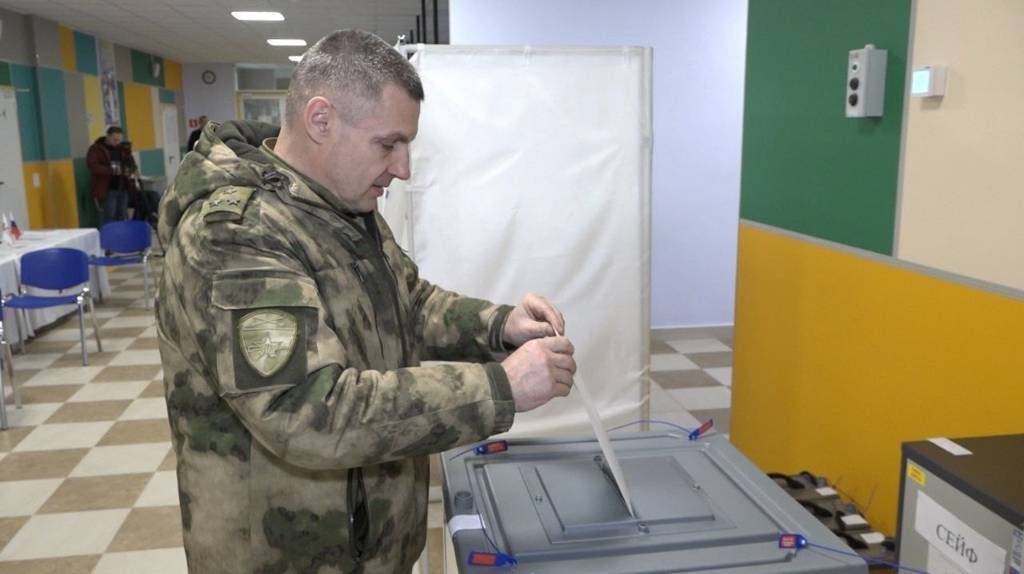 Герой России Андрей Фроленков проголосовал на выборах президента страны