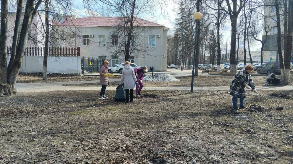 В Брянске навели порядок в сквере Гайдукова