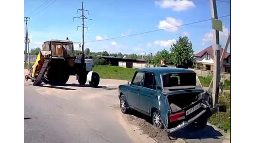 В Бежицком районе Брянска столкнулись трактор и легковушка