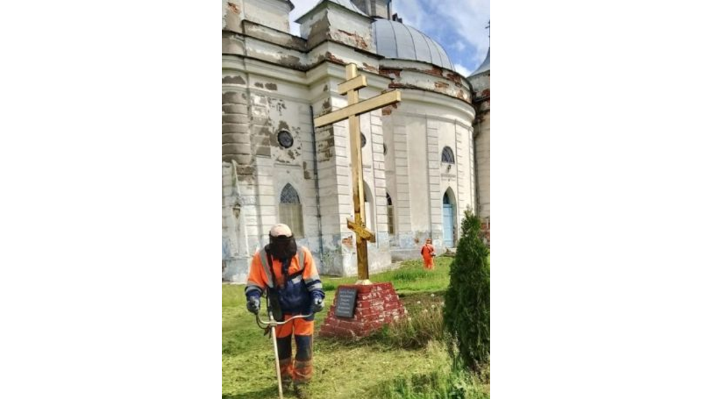 В селе Великая Топаль Клинцовского района привели в порядок территорию вокруг церкви