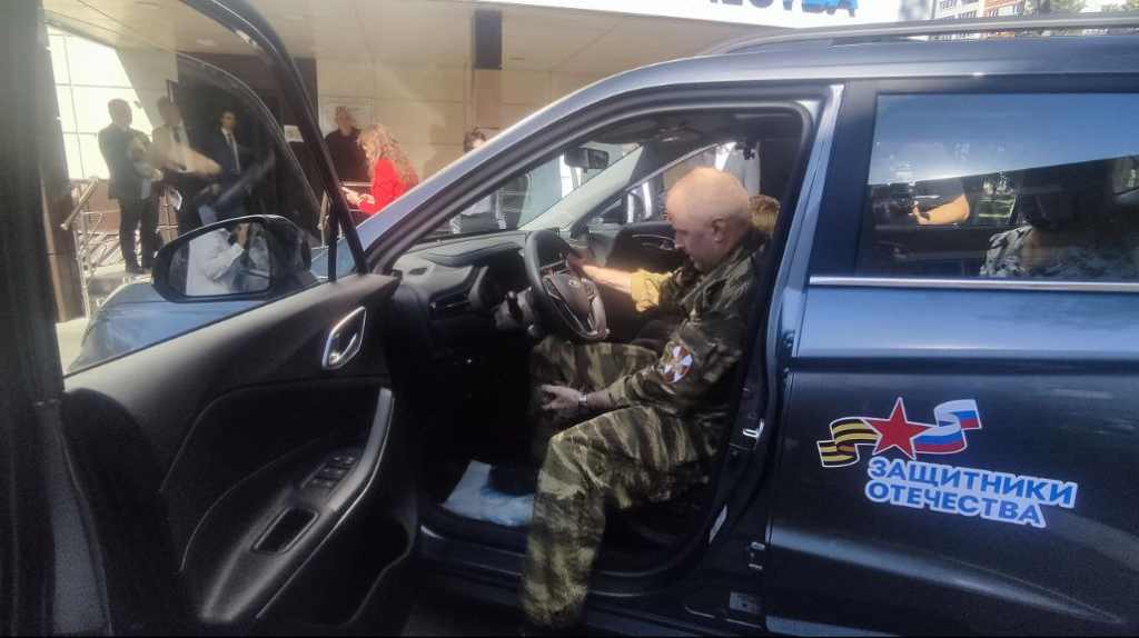 В Брянске передали автомобили ветеранам СВО