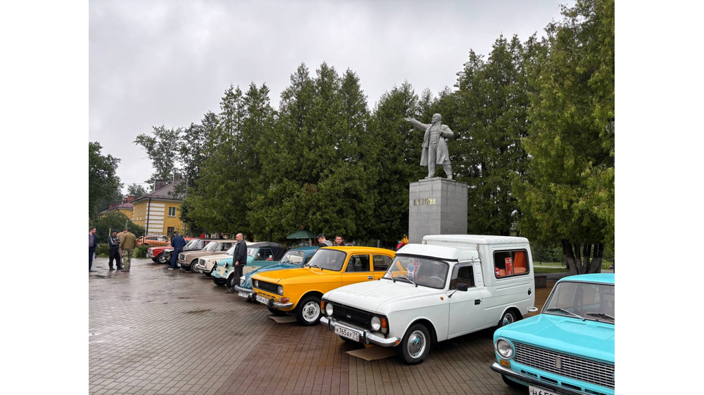 В брянском поселке Белые берега День молодежи отметили выставкой ретромобилей