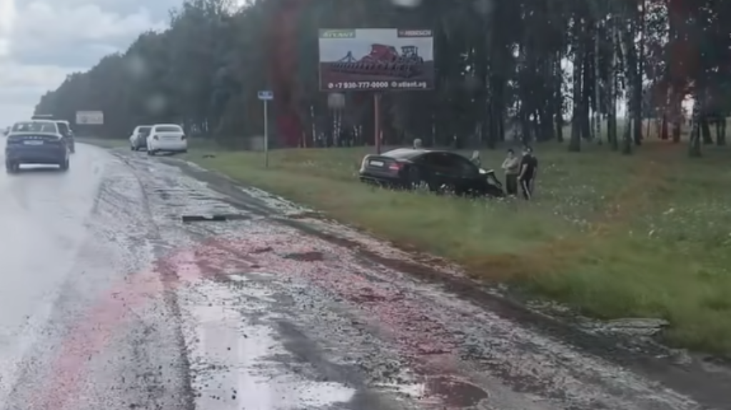 Под Брянском в ДТП попали внедорожник и легковушка