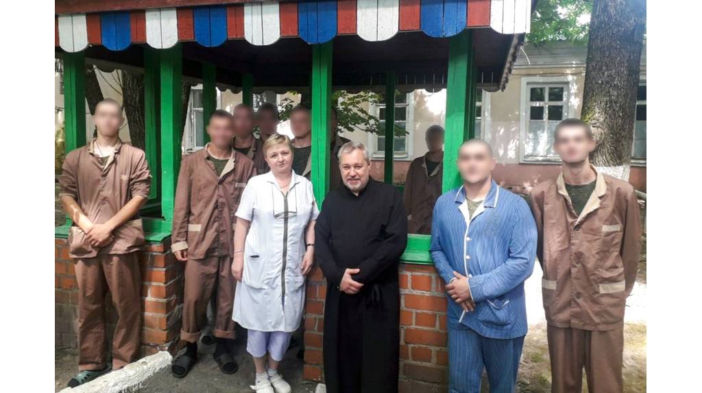 Брянские священники передали гуманитарную помощь в гарнизонный госпиталь