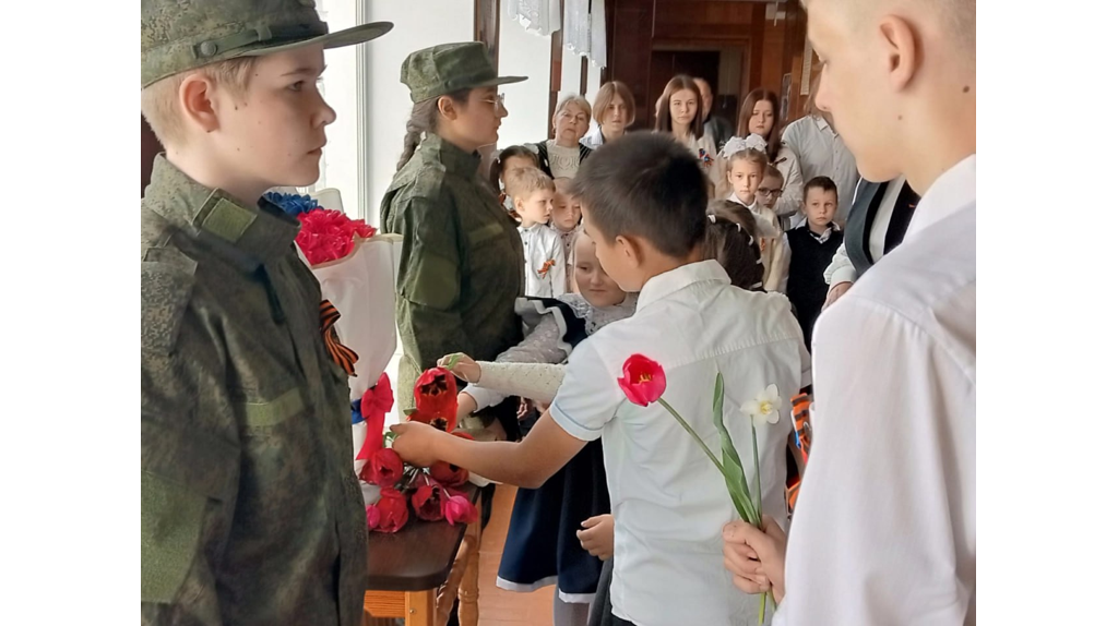 В честь выпускника-героя в Кокоревской школе провели Линейку Памяти