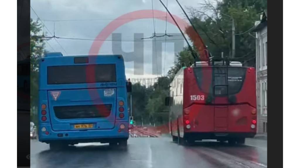 Очевидец снял видео гонки троллейбуса и автобуса в Брянске