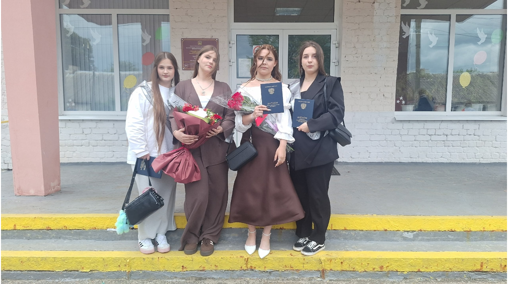 Спасавшие пассажиров поезда Климов-Москва проводницы-студентки получили дипломы