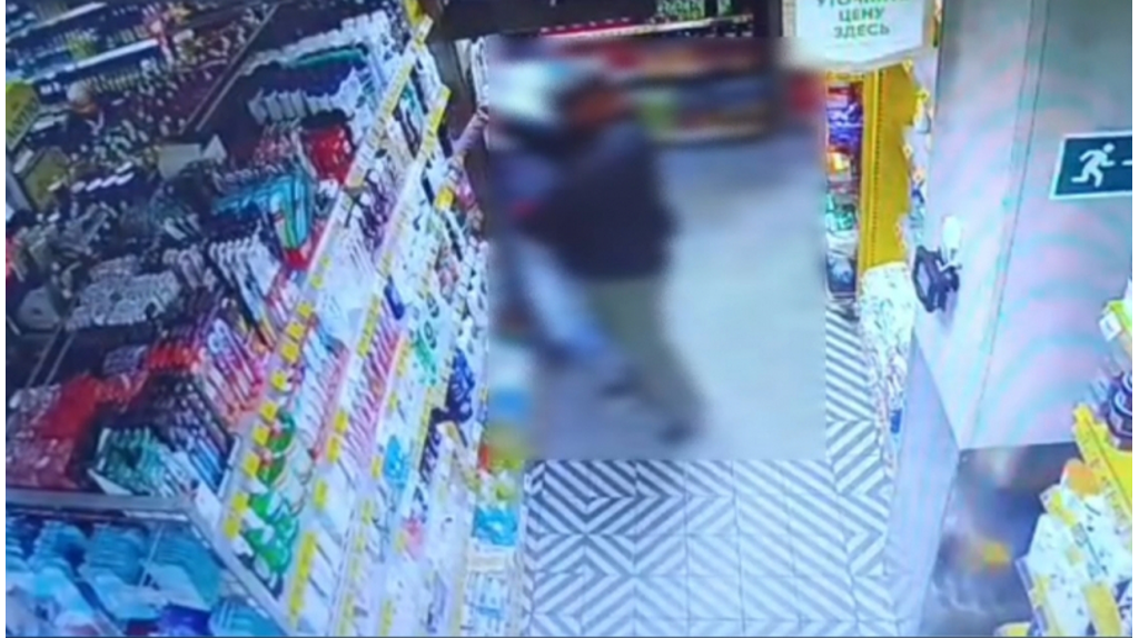 В Брянске уголовник вынес из магазина колбасу, кофе и шампунь