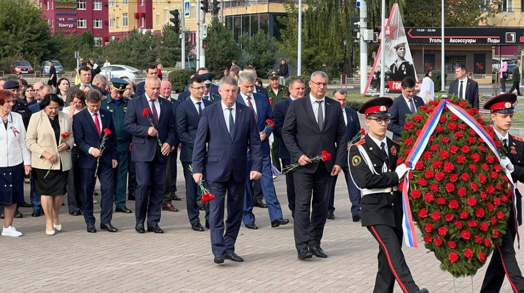 Торжественное возложение венков прошло в Брянске к годовщине освобождения города