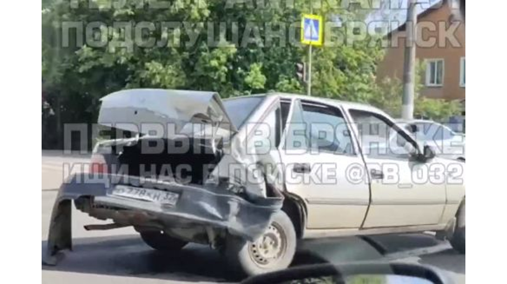 В Брянске на проспекте Станке Димитрова внедорожник въехал в легковушку