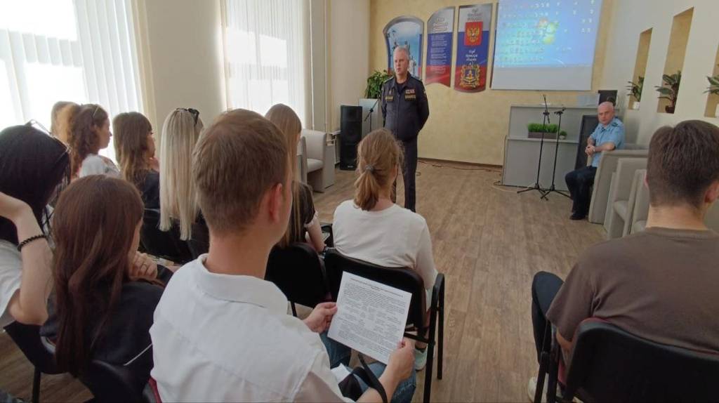 В Брянске судебные приставы провели профориентационные мероприятия для студентов
