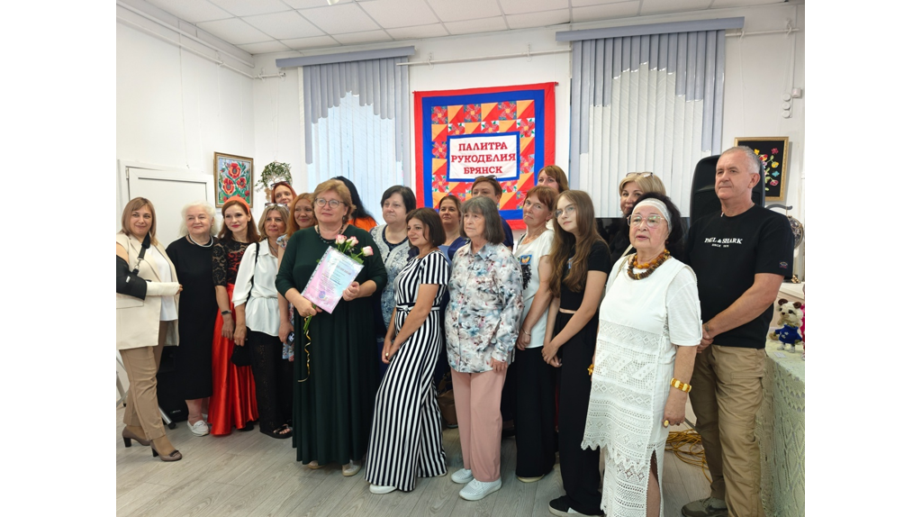 В Брянске торжественно открылась выставка «Я мир украшу творчеством своим»