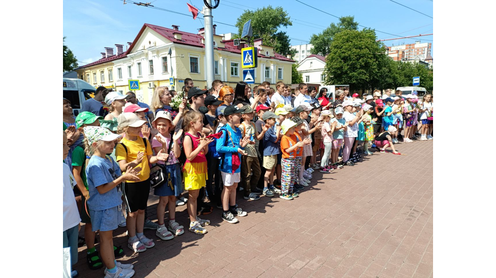 В Володарском районе Брянска возложили цветы к памятнику Александра Пушкина