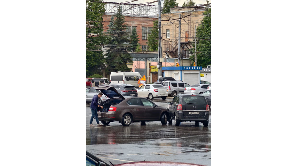 В Брянске на «Полтиннике» столкнулись два легковых автомобиля