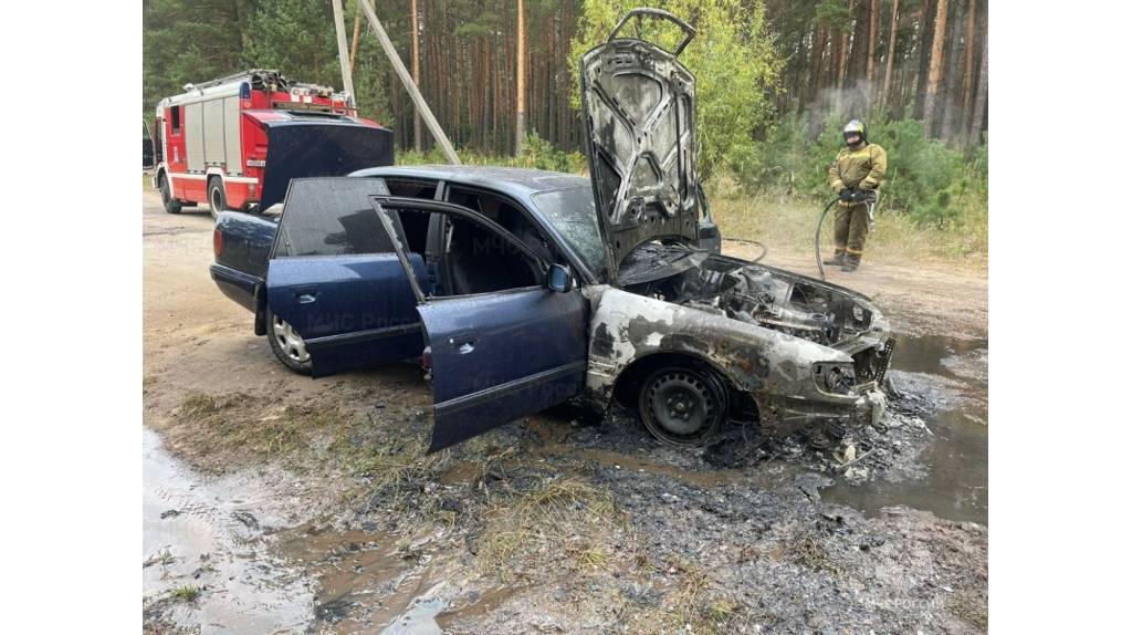 В Клинцах на улице Комсомольской сгорела легковушка