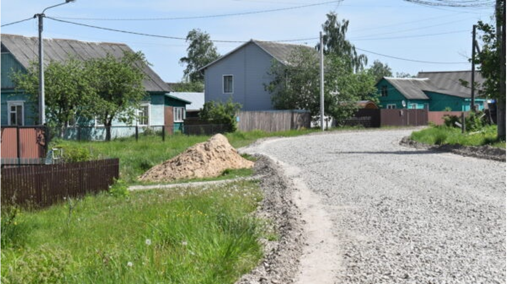 В брянском поселке Клетня дорогу по улице Гоголя отремонтируют к середине лета