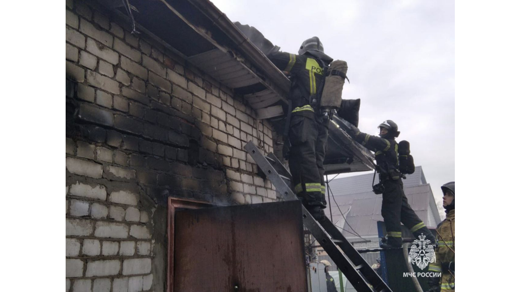 В Брянске при пожаре по переулку Разина огонь уничтожил кровлю дома и автомобиль