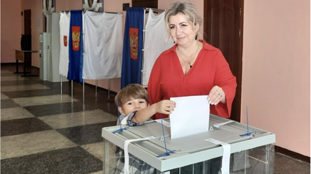 Детский омбудсмен Инна Мухина с внуками пришла выбирать брянского губернатора