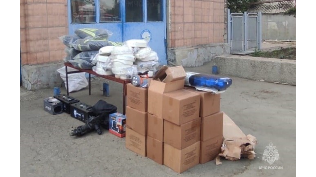Брянские спасатели доставили гуманитарную помощь в Брянку