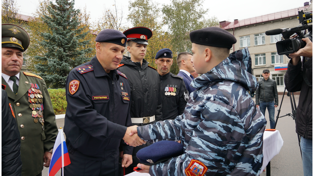 Юный брянский герой Федор Симоненко получил берет собровца и погоны кадета