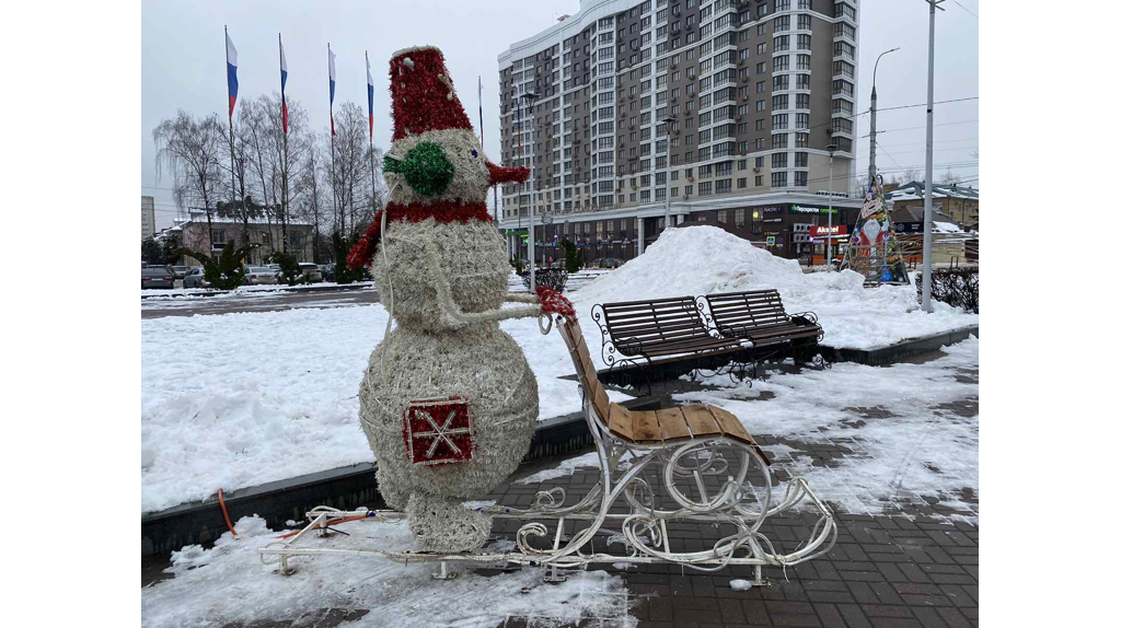 На площади Воинской славы в Брянске устанавливают искусственную новогоднюю елку