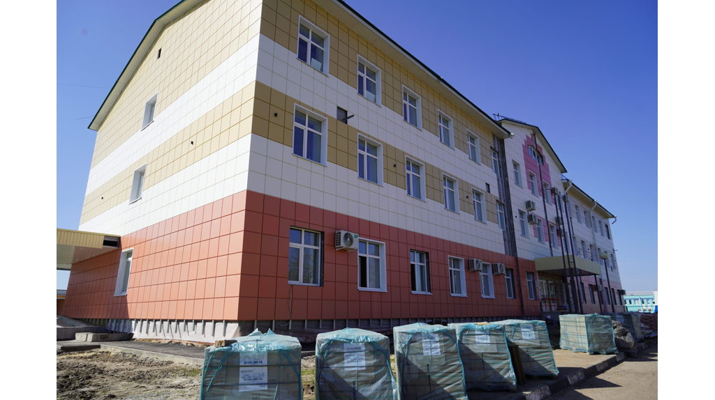 Брянский губернатор осмотрел ход капремонта поликлиники Почепской ЦРБ