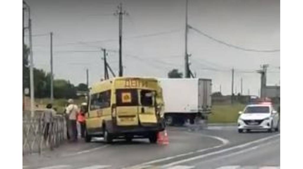На трассе под Брянском попал в аварию микроавтобус с детьми