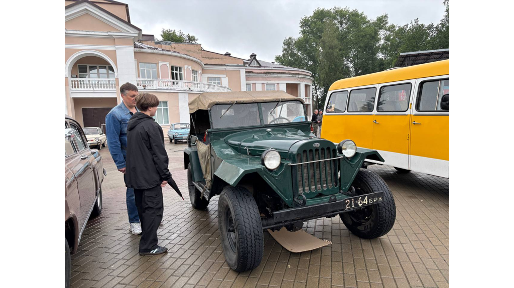 В брянском поселке Белые берега День молодежи отметили выставкой ретромобилей