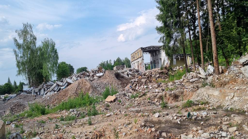 Лежит в руинах: здание «Электроаппарата» в Брянске снесли из-за ветхости