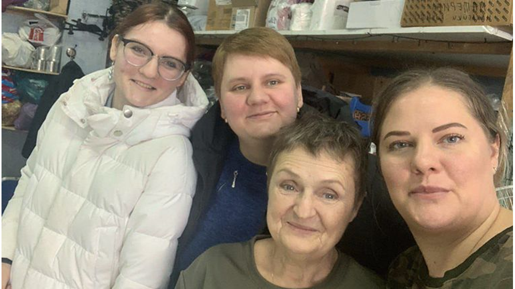 Рукодельницы новозыбковского отделения «Швейбат 32» помогают бойцам тёплыми вещами