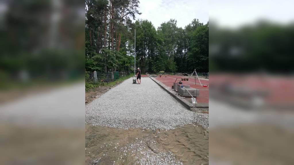В Брянске на воинском мемориале по Почтовой укладывают тротуарную плитку