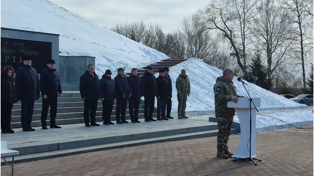 Батальону «БАРС-Брянск» торжественно вручили машины и рации