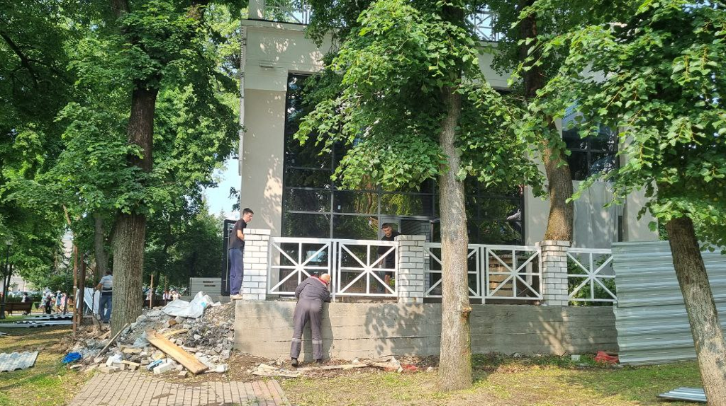 В сквере Карла Маркса в Брянске затянулось строительство кафе «Ветерок»