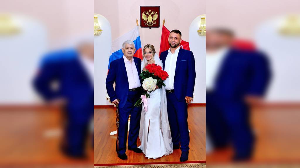 Бывший брянский губернатор Лодкин поздравил внука с женитьбой