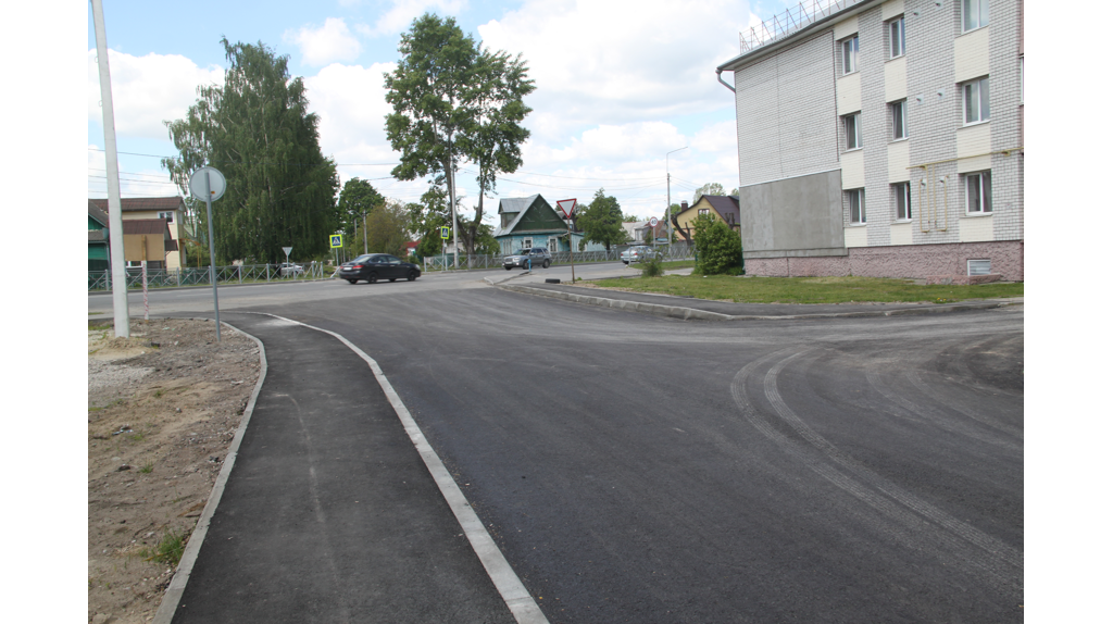 В Брянске по улице Кирова построили тротуары и уложили новый асфальт