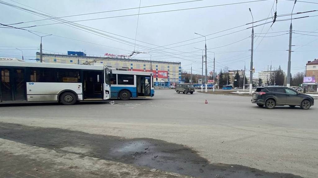 В Брянске столкнулись автобус и внедорожник