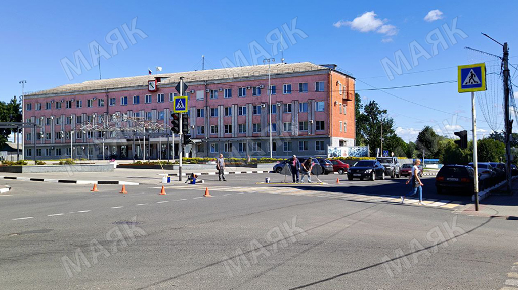 В Новозыбкове обновляют дорожную разметку на пешеходных переходах