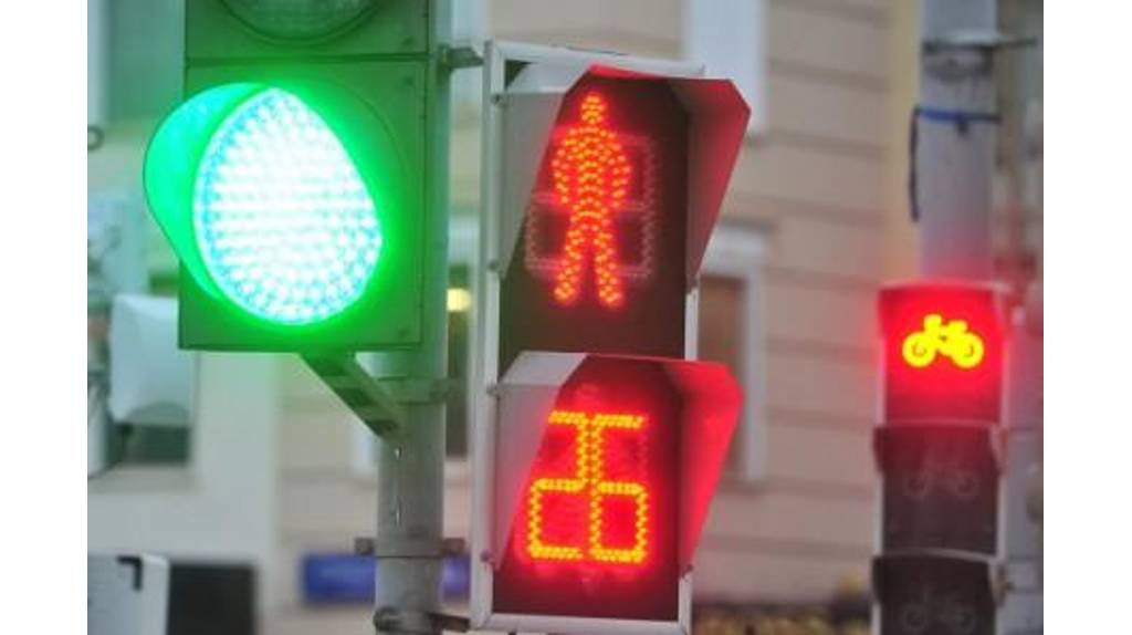 В Брянске оштрафовали 52 водителя за проезд на «красный»
