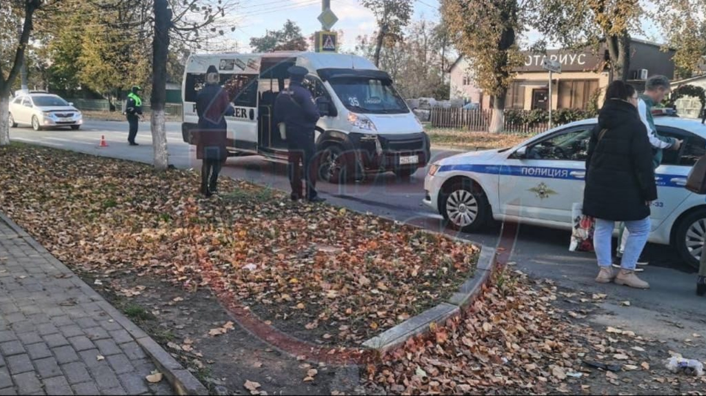 В Брянске попавшую под маршрутку женщину госпитализировали с переломом костей таза