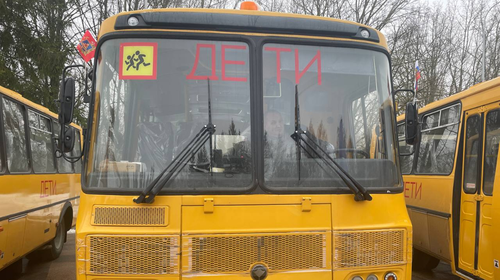 В Белых Берегах школьный автобус курсировал по убитым дорогам
