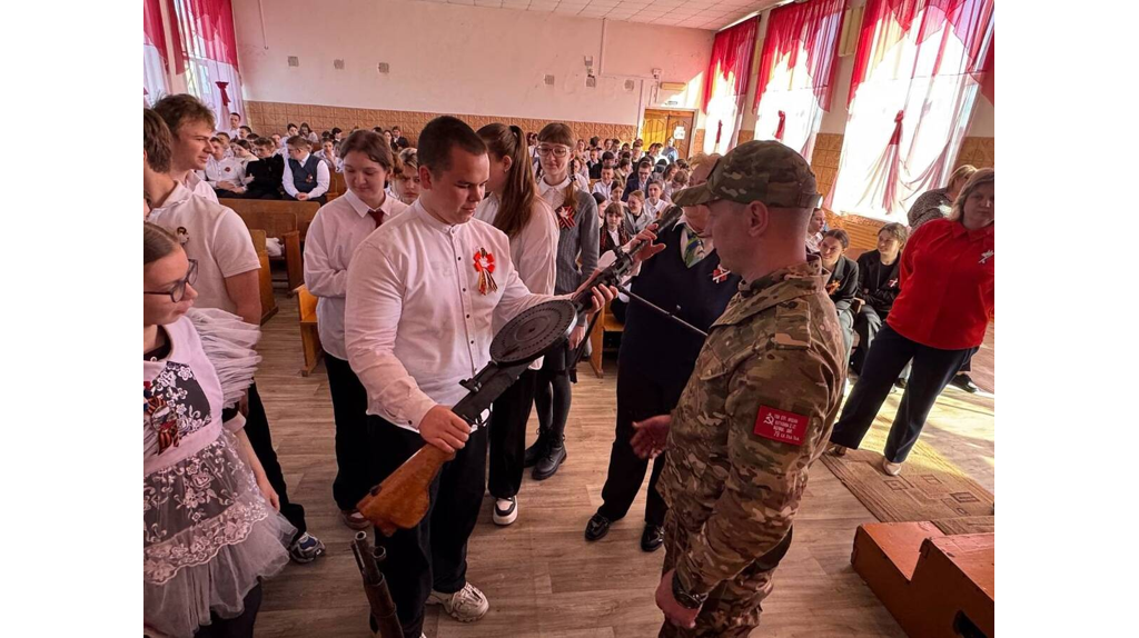 Бойцы «БАРС-Брянск» рассказали о службе карачевским школьникам