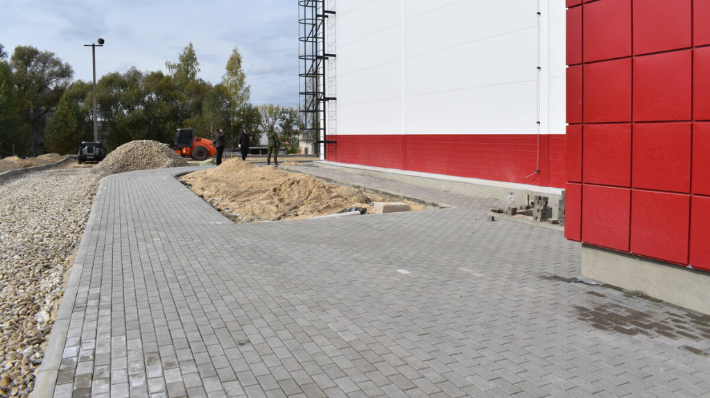 В Клетне приступили к благоустройству территории нового СОК с бассейном